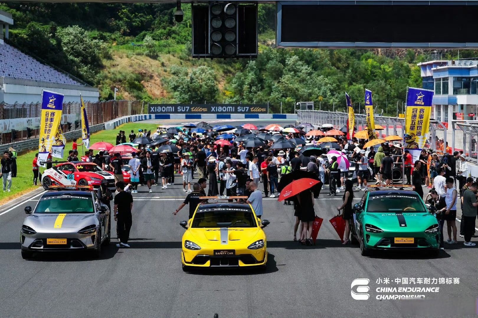 爱游戏体育-阿斯顿马丁碾压红牛车队，皮亚斯特里点燃赛场