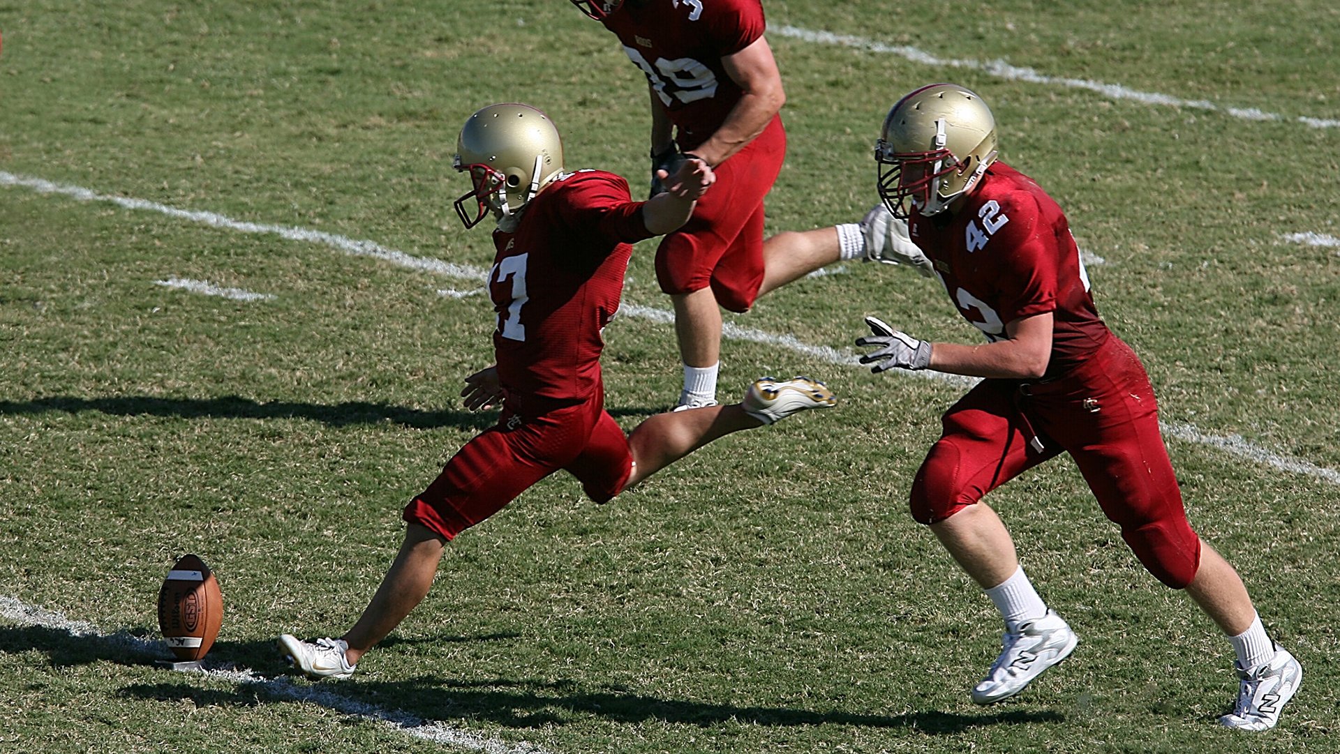 爱游戏-英超争冠焦点战，当绿茵场上的战术博弈，映照篮球场的心理决胜